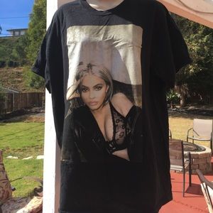 Exclusive Kylie Jenner T-shirt.